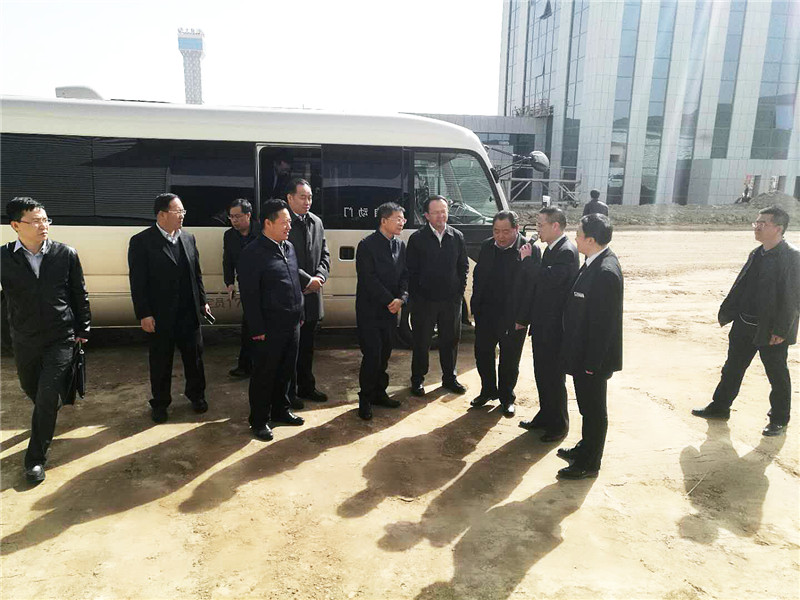 蘭州市委副書記、市長張偉文一行蒞臨新區(qū)“亞太伊士頓電梯”、“亞太澳泊智能車庫”、“亞太新能源汽車”