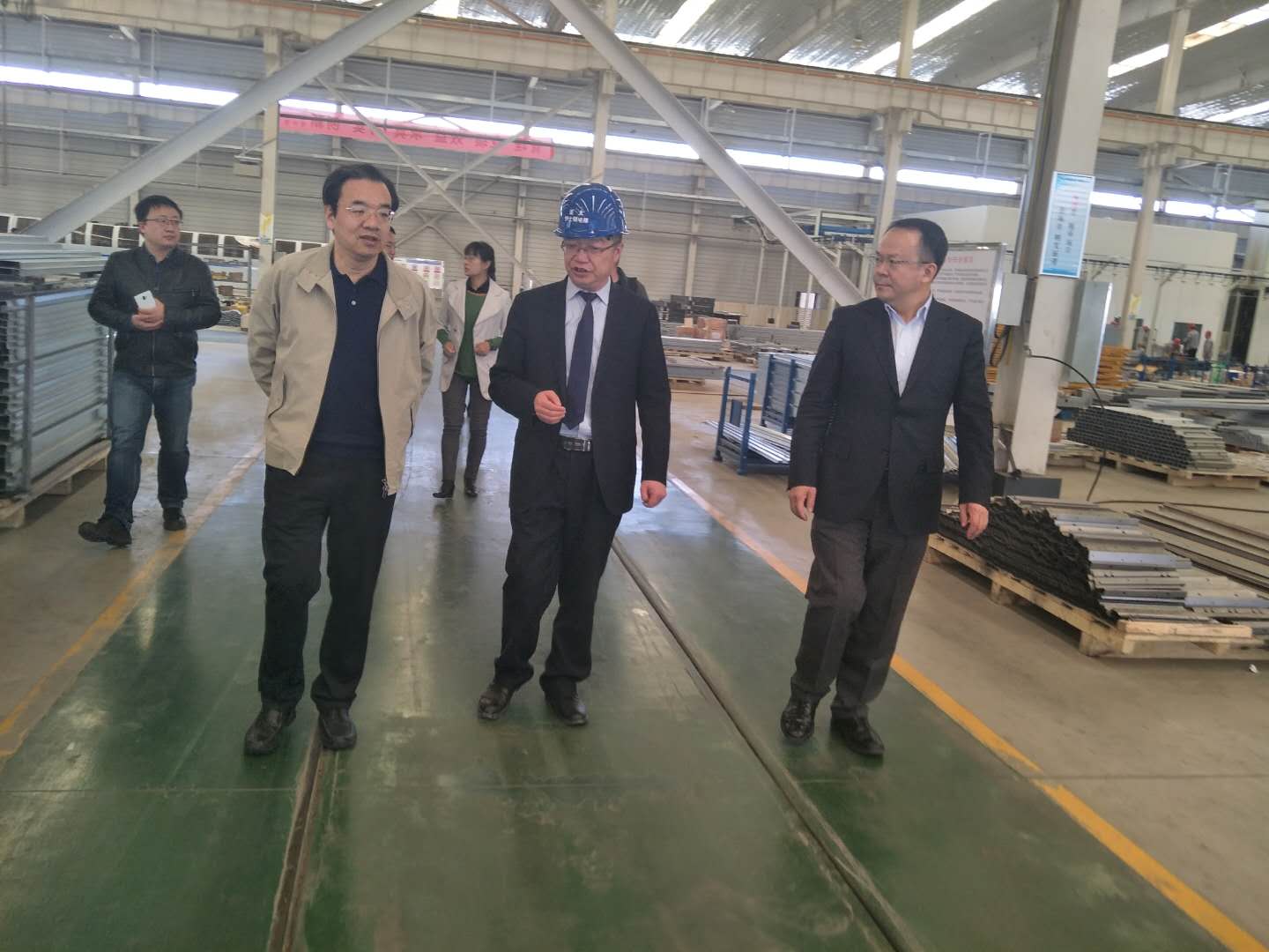 財(cái)政部駐甘專員辦事處黨組書記楊瑞金，蘭州市副市長牛向東一行參觀考察蘭州新區(qū)亞太伊士頓電梯廠
