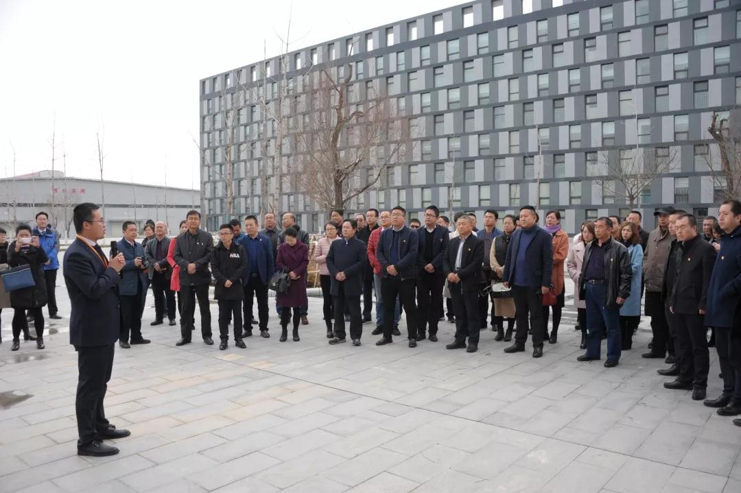 甘肅省第三期黨建強(qiáng)、發(fā)展強(qiáng)非公經(jīng)濟(jì)工作能力提升培訓(xùn)班參觀蘭州新區(qū)“亞太三廠” 項(xiàng)目